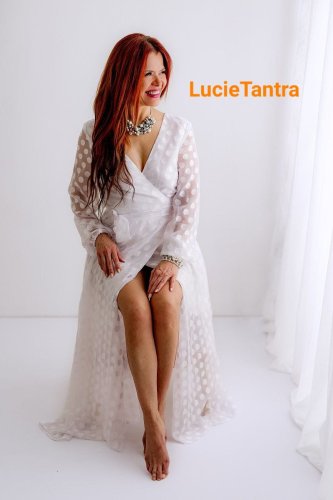 NOVÁ: LUCIE TANTRA - 4 ruční masáž s MARTOU